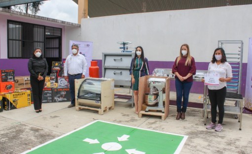Con el firme objetivo de impulsar las actividades productivas, el emprendimiento y el autoempleo de las familias del Municipio de Teocelo, el DIF Estatal Veracruz que dirige la Lic. Rebeca Quintanar Barceló, en coordinación con el Sistema Municipal DIF Teocelo que Preside Mara Chama Villa, llevaron a cabo la entrega insumos del programa <em>Apoyos Productivos</em> con los cuales se beneficia a ciudadanos de Cabecera Municipal y Comunidades con paquetes completos para Talleres de Carpintería y Panadería.  