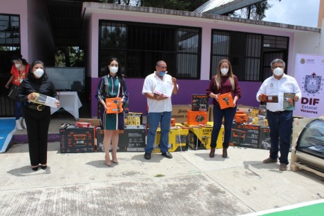 Con el firme objetivo de impulsar las actividades productivas, el emprendimiento y el autoempleo de las familias del Municipio de Teocelo, el DIF Estatal Veracruz que dirige la Lic. Rebeca Quintanar Barceló, en coordinación con el Sistema Municipal DIF Teocelo que Preside Mara Chama Villa, llevaron a cabo la entrega insumos del programa <em>Apoyos Productivos</em> con los cuales se beneficia a ciudadanos de Cabecera Municipal y Comunidades con paquetes completos para Talleres de Carpintería y Panadería.  