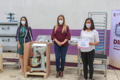 Con el firme objetivo de impulsar las actividades productivas, el emprendimiento y el autoempleo de las familias del Municipio de Teocelo, el DIF Estatal Veracruz que dirige la Lic. Rebeca Quintanar Barceló, en coordinación con el Sistema Municipal DIF Teocelo que Preside Mara Chama Villa, llevaron a cabo la entrega insumos del programa <em>Apoyos Productivos</em> con los cuales se beneficia a ciudadanos de Cabecera Municipal y Comunidades con paquetes completos para Talleres de Carpintería y Panadería.  