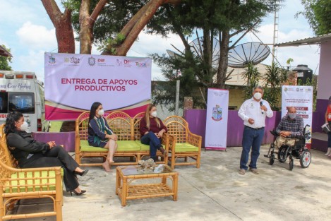Con el firme objetivo de impulsar las actividades productivas, el emprendimiento y el autoempleo de las familias del Municipio de Teocelo, el DIF Estatal Veracruz que dirige la Lic. Rebeca Quintanar Barceló, en coordinación con el Sistema Municipal DIF Teocelo que Preside Mara Chama Villa, llevaron a cabo la entrega insumos del programa <em>Apoyos Productivos</em> con los cuales se beneficia a ciudadanos de Cabecera Municipal y Comunidades con paquetes completos para Talleres de Carpintería y Panadería.  