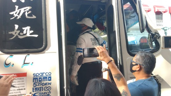 Desde el día de hoy se efectuaran operativos por parte de la delegación de transporte público región xalapa representada por Noe Gonzales Gutiérrez y con personal a su mando con la intención de revisar que tanto  conductores y pasajeros utilicen cubre bocas así como conserven su sana distancia dentro de las unidades de transporte público.