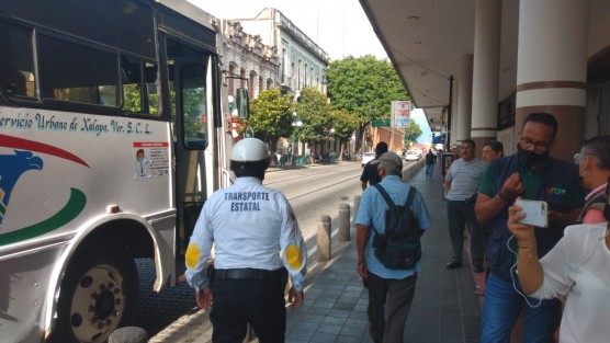 Desde el día de hoy se efectuaran operativos por parte de la delegación de transporte público región xalapa representada por Noe Gonzales Gutiérrez y con personal a su mando con la intención de revisar que tanto  conductores y pasajeros utilicen cubre bocas así como conserven su sana distancia dentro de las unidades de transporte público.