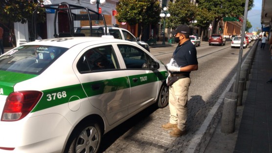 Desde el día de hoy se efectuaran operativos por parte de la delegación de transporte público región xalapa representada por Noe Gonzales Gutiérrez y con personal a su mando con la intención de revisar que tanto  conductores y pasajeros utilicen cubre bocas así como conserven su sana distancia dentro de las unidades de transporte público.