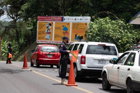 Desinfección de vehículos y recomendaciones a los automovilistas  en el cerco sanitario a la entrada de nuestro municipio, recorridos en comercios para reducir la movilidad urbana, además de  orientar a la población en espacios públicos para llevar a cabo  las recomendaciones, son parte de las acciones  el H. Ayuntamiento de Teocelo y el DIF Municipal lleva a cabo en ese municipio. 