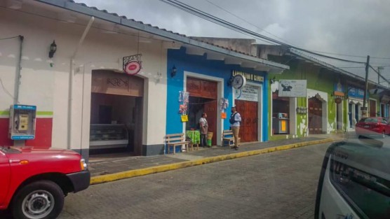 Desinfección de vehículos y recomendaciones a los automovilistas  en el cerco sanitario a la entrada de nuestro municipio, recorridos en comercios para reducir la movilidad urbana, además de  orientar a la población en espacios públicos para llevar a cabo  las recomendaciones, son parte de las acciones  el H. Ayuntamiento de Teocelo y el DIF Municipal lleva a cabo en ese municipio. 