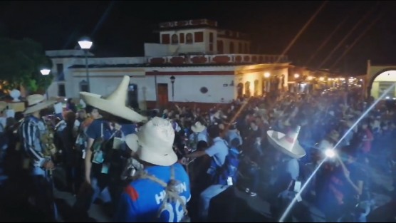 La noche del sábado, decenas de ciudadanos del municipio de Xico, llevaron  a cabo un evento cultural-religioso, frente a la Parroquia de Santa María Magdalena,  bailando sin contar con las medidas de prevención sugeridas ante el incremento de casos de Covid-19.