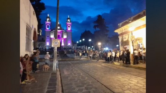 La noche del sábado, decenas de ciudadanos del municipio de Xico, llevaron  a cabo un evento cultural-religioso, frente a la Parroquia de Santa María Magdalena,  bailando sin contar con las medidas de prevención sugeridas ante el incremento de casos de Covid-19.