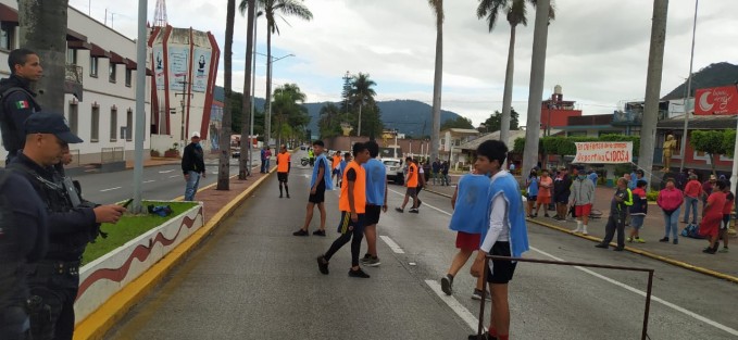 Con 6 partidos de futbol varonil y femenil, este sábado se realizó una protesta en este municipio, esto debido a que se oponen a que en los campos deportivos CIDOSA se construya una Universidad del Bienestar. 