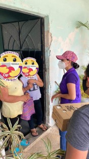 a Presidenta del Sistema Municipal DIF Teocelo, Mara Chama Villa y su equipo de trabajo, hicieron entrega de despensas y desayunos fríos en comunidades del municipio, esto gracias a los programa del Gobierno del Estado de Veracruz y EL DIF Estatal, con quienes se trabaja de manera coordinada para  apoyar a personas con discapacidad, niñas, niños y adultos mayores.