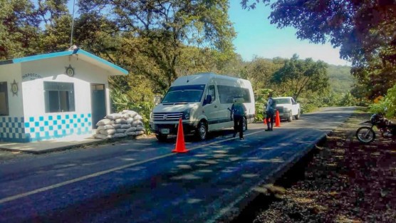 Se continúa con el compromiso de seguir salvaguardando a las familias Teocelanas, con los cercos sanitarios de desinfección que se realizan en la entrada del municipio, con el objetivo de ayudar a mitigar los contagios de Covid-19 en la población. 