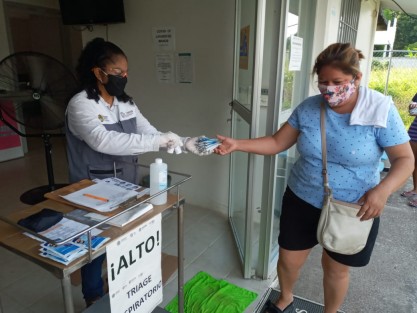 Continuando con las acciones que procuran el cuidado de la salud de las y los veracruzanos, la Secretaría de Salud (SS) instaló módulos informativos en unidades médicas de la Huasteca a fin de prevenir contagios de enfermedades respiratorias agudas, tales como el coronavirus. 