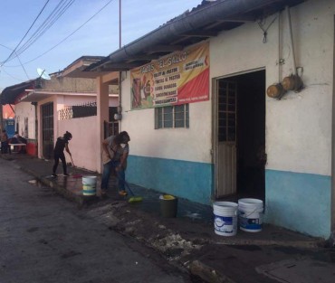 En Tlapacoyan, vecinos empiezan a creer en el COVID-19, tras defunciones del fin de semana en la zona centro de esa ciudad, aunque dicen, las mismas no aparecen en las cifras oficiales. Por ello se dieron a la tarea de limpiar calle puertas y ventanas. Ojalá se queden en casa. 

