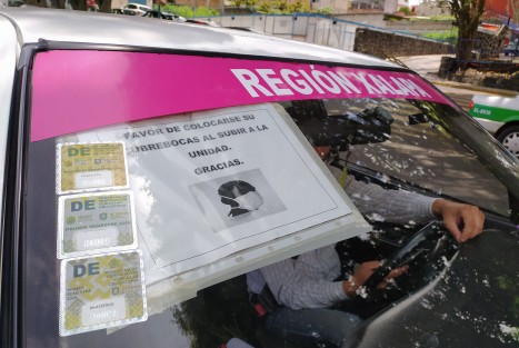 No todos están esperando que todo les dé el Gobierno, y para protección propia y de sus usuarios, colocan sus propios carteles con medidas preventivas. 
