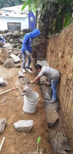 Parte de las acciones  que llevan a cabo personal Obras Públicas del Ayuntamiento y Servicios Generales es la atención y construcción de infraestructura de prevención, ejemplo de ello es la construcción de muros de contención en viviendas que presentan riesgo de deslaves, con el objetivo de evitar derrumbes por reblandecimiento de tierra en la presente temporada de lluvias.
