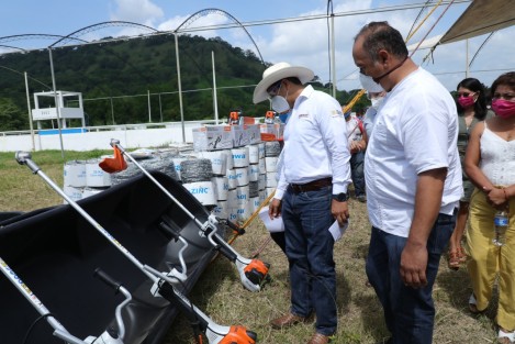 Con insumos y herramientas tecnológicas por 10 millones de pesos, el Gobierno del Estado, en coordinación con la Federación y a través del programa Proyectos de Desarrollo Territorial (PRODETER), fortalece 657 unidades de producción familiar de ganado, café, cítricos, cacahuate, piloncillo y miel, en los municipios de Benito Juárez, Chicontepec, Ixhuatlán de Madero y Tlachichilco.  