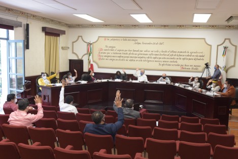 En sesión de Cabildo del Ayuntamiento de Xalapa se aprobó el uso obligatorio del cubrebocas en todos los establecimientos comerciales del municipio y la aplicación de sanciones económicas y administrativas a los negocios como una medida preventiva de salud para mitigar el nivel de contagio y propagación de la enfermedad Covid-19.  