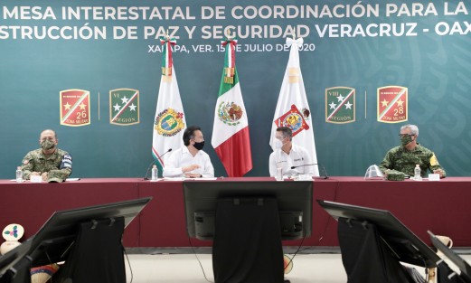 El gobernador Cuitláhuac García Jiménez y su homólogo de Oaxaca, Alejandro Murat Hinojosa, presentaron los resultados de la Mesa Interestatal de Coordinación para la Construcción de la Paz y Seguridad, a cinco meses de haber iniciado operaciones en la zona limítrofe entre ambas entidades, alineados a la estrategia del presidente Andrés Manuel López Obrador. 