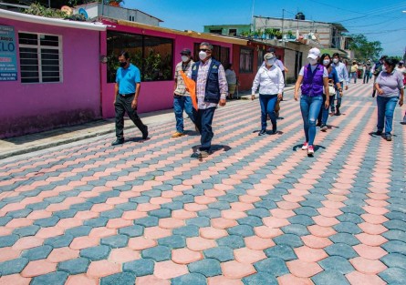  El alcalde Mario Chama Díaz, la síndica municipal Zayra del Carmen Martínez Andrade y la presidenta del DIF Municipal, Mara Chama Villa, acompañados por la secretaria del Ayuntamiento, Trinidad Martínez Larios; el director de Obras, Alberto Lucas Marín, así como vecinos y pobladores, inauguraron calles en la colonia Rocco D´Arcángelis y la comunidad de Llano Grande.  