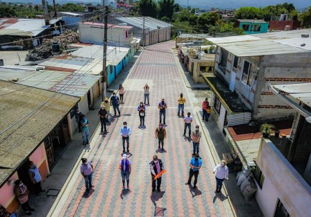  El alcalde Mario Chama Díaz, la síndica municipal Zayra del Carmen Martínez Andrade y la presidenta del DIF Municipal, Mara Chama Villa, acompañados por la secretaria del Ayuntamiento, Trinidad Martínez Larios; el director de Obras, Alberto Lucas Marín, así como vecinos y pobladores, inauguraron calles en la colonia Rocco D´Arcángelis y la comunidad de Llano Grande.  