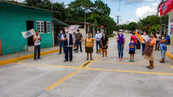  El alcalde Mario Chama Díaz, la síndica municipal Zayra del Carmen Martínez Andrade y la presidenta del DIF Municipal, Mara Chama Villa, acompañados por la secretaria del Ayuntamiento, Trinidad Martínez Larios; el director de Obras, Alberto Lucas Marín, así como vecinos y pobladores, inauguraron calles en la colonia Rocco D´Arcángelis y la comunidad de Llano Grande.  