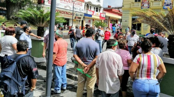 Comerciantes del centro de Xalapa se manifiestan en el centro de ciudad. Exigen que se abran la calles a la circulación vehicular. Argumentan que ya han sido muchas la pérdidas económicas que han sufrido. 