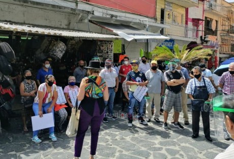 Comerciantes del centro de Xalapa se manifiestan en el centro de ciudad. Exigen que se abran la calles a la circulación vehicular. Argumentan que ya han sido muchas la pérdidas económicas que han sufrido. 