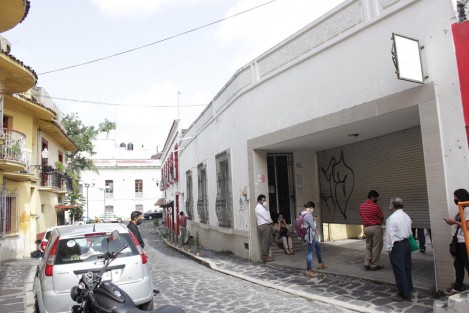  Trabajadores de la Dirección General de Desarrollo Urbano del municipio de Xalapa, están trabajando de brazos caídos ya que le exigen al presidente municipal y a la directora de estas oficinas, América Carmona Olivares, les confirmen si tres de sus compañeros son sospechosos de Covid-19, pues no quieren ser contagiados.