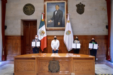 El gobernador Cuitláhuac García Jiménez, atestiguó la firma de convenio de Reconocimiento de Adeudo y Forma de Pago celebrado entre la Fiscalía General del Estado (FGE), la Secretaría de Finanzas y Planeación (SEFIPLAN) y el Instituto de Pensiones del Estado (IPE), por 42 millones 816 mil 686 pesos en concepto de Aportaciones y Recargos de los ejercicios 2015, 2016 y 2017.  