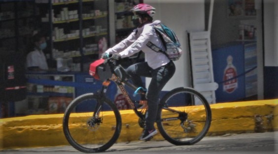 En Xalapa hay quienes sí acatan la recomendación de uso de cubrebocas, aunque otros todavía se resisten. Aquí hay que jalar parejo todos, más quienes se quejan de vivir con restricciones, si no nunca acaba esto.   