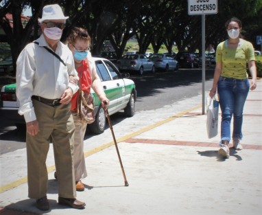 En Xalapa hay quienes sí acatan la recomendación de uso de cubrebocas, aunque otros todavía se resisten. Aquí hay que jalar parejo todos, más quienes se quejan de vivir con restricciones, si no nunca acaba esto.   