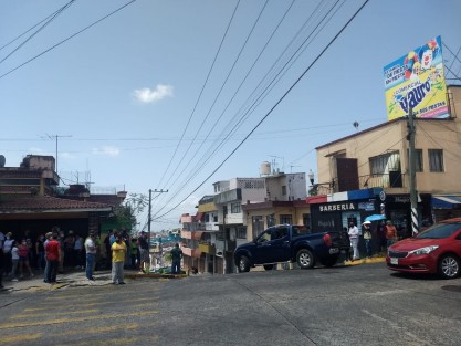 Un grupo de personas que se dicen ser comerciantes del mercado Jáuregui y de locales de diferentes giros del primer y segundo cuadro de esta ciudad de Xalapa, retiraron los filtros que  había instalado personal de Tránsito del Estado y Transporte Vial, pues dicen que recién reabrieron sus negocios y ahora el gobierno le bloquea el acceso a sus clientes. 