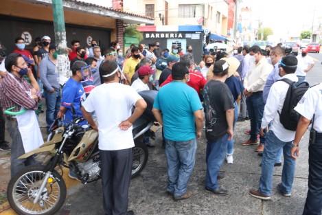 Un grupo de personas que se dicen ser comerciantes del mercado Jáuregui y de locales de diferentes giros del primer y segundo cuadro de esta ciudad de Xalapa, retiraron los filtros que  había instalado personal de Tránsito del Estado y Transporte Vial, pues dicen que recién reabrieron sus negocios y ahora el gobierno le bloquea el acceso a sus clientes. 