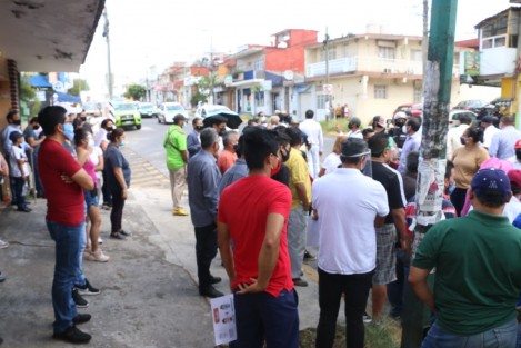 Un grupo de personas que se dicen ser comerciantes del mercado Jáuregui y de locales de diferentes giros del primer y segundo cuadro de esta ciudad de Xalapa, retiraron los filtros que  había instalado personal de Tránsito del Estado y Transporte Vial, pues dicen que recién reabrieron sus negocios y ahora el gobierno le bloquea el acceso a sus clientes. 