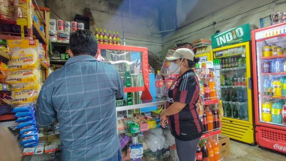 En el municipio de Teocelo, Ver., la Síndica Municipal, Zayra del Carmen Martínez Andrade; el Titular del Área de Comercio, Francisco Villa Carrera; Protección Civil y Seguridad Pública, recorrieron espacios públicos, calles y comercios  para verificar la implementación de medidas de prevención además de realizar recomendaciones para llevarlas a cabo de manera correcta.  
