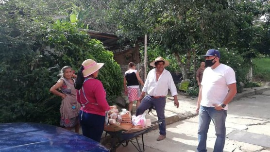 En el municipio de Teocelo, Ver., la Síndica Municipal, Zayra del Carmen Martínez Andrade; el Titular del Área de Comercio, Francisco Villa Carrera; Protección Civil y Seguridad Pública, recorrieron espacios públicos, calles y comercios  para verificar la implementación de medidas de prevención además de realizar recomendaciones para llevarlas a cabo de manera correcta.  