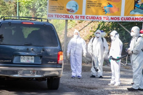 El día de ayer, la  Síndica Municipalde Teocelo,Ver., Zayra del Carmen Martínez Andrade y la Presidenta del Sistema Municipal DIF, Mara Chama Villa en compañía de  su equipo de trabajo, en coordinación con Protección Civil Teocelo y Seguridad Pública del Municipio,  llevaron a cabo acciones  de prevención, como lo son  la desinfección y saneamiento  en  calles de la cabecera municipal y comunidades, con el objetivo de evitar un mayor número de contagios por SARS-CoV-2(COVID-19).  