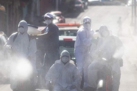 El día de ayer, la  Síndica Municipalde Teocelo,Ver., Zayra del Carmen Martínez Andrade y la Presidenta del Sistema Municipal DIF, Mara Chama Villa en compañía de  su equipo de trabajo, en coordinación con Protección Civil Teocelo y Seguridad Pública del Municipio,  llevaron a cabo acciones  de prevención, como lo son  la desinfección y saneamiento  en  calles de la cabecera municipal y comunidades, con el objetivo de evitar un mayor número de contagios por SARS-CoV-2(COVID-19).  