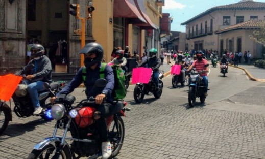 Repartidores  de comida protestaron en sus motocicletas sobre la calle Enríquez y exigieron a las autoridades  correspondientes el esclarecimiento de la muerte de un joven repartidor la noche de ayer. 