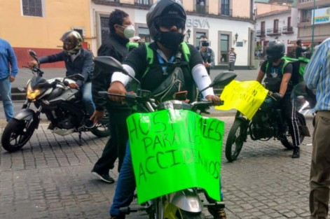 Repartidores  de comida protestaron en sus motocicletas sobre la calle Enríquez y exigieron a las autoridades  correspondientes el esclarecimiento de la muerte de un joven repartidor la noche de ayer. 