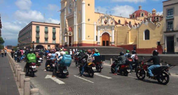 Repartidores  de comida protestaron en sus motocicletas sobre la calle Enríquez y exigieron a las autoridades  correspondientes el esclarecimiento de la muerte de un joven repartidor la noche de ayer. 
