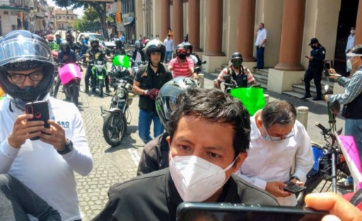 Motorepartidores se manifestaron frente a Palacio de Gobierno, pues uno de sus compañeros sufrió un accidente y no fue recibido en ningún hospital, bajo supuestamente el argumento de estar atendiendo solo pacientes de COVID-19. El accidentado falleció sin atención y ahora se preguntan si no hay hospitales atendiendo otras emergencias que no sean coronavirus. 