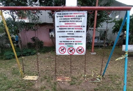 Debido a que las personas no han respetado las restricciones de acceso a juegos y aparatos en áreas verdes como medida para disminuir contagios por COVID-19, se  han colocado mantas advirtiendo de sanciones a quienes sean sorprendidos haciendo uso de las mismas.