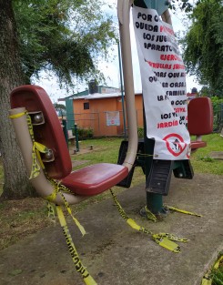 Debido a que las personas no han respetado las restricciones de acceso a juegos y aparatos en áreas verdes como medida para disminuir contagios por COVID-19, se  han colocado mantas advirtiendo de sanciones a quienes sean sorprendidos haciendo uso de las mismas.