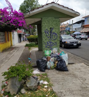 La basura no es pasajera, así que no dejen las bolsas en la parada y mejor esperen que toquen la campana.