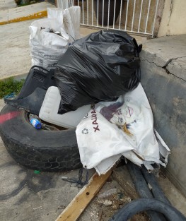 Basura por donde quiera, basura electoral porque cada basura genera impuestos.
