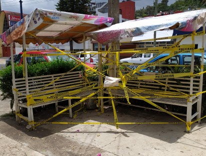 Así se ven las bancas en la avenida Alemán, por la contingencia sanitaria, a ver si la gente las ve. 