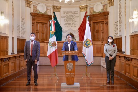 El gobernador Cuitláhuac García Jiménez anunció, junto a la contralora Mercedes Santoyo Domínguez, que instruyó al titular de la Secretaría de Finanzas y Planeación (SEFIPLAN), José Luis Lima Franco, cubrir  una vez más un adeudo de los heredados de los Ejercicios Fiscales 2014, 2015 y 2016, que mantiene la Contraloría General del Estado (CGE) ante el Servicio de Administración Tributaria (SAT), por 98 millones 174 mil 519 pesos debido a retenciones del ISR por sueldos y salariosen hacer frente a este compromiso lo más pronto posible, como parte del saneamiento de las finanzas veracruzanas y la voluntad política.