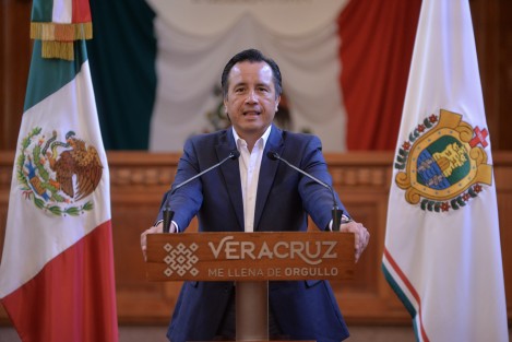 El gobernador Cuitláhuac García Jiménez anunció, junto a la contralora Mercedes Santoyo Domínguez, que instruyó al titular de la Secretaría de Finanzas y Planeación (SEFIPLAN), José Luis Lima Franco, cubrir  una vez más un adeudo de los heredados de los Ejercicios Fiscales 2014, 2015 y 2016, que mantiene la Contraloría General del Estado (CGE) ante el Servicio de Administración Tributaria (SAT), por 98 millones 174 mil 519 pesos debido a retenciones del ISR por sueldos y salariosen hacer frente a este compromiso lo más pronto posible, como parte del saneamiento de las finanzas veracruzanas y la voluntad política.