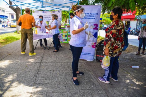 La Secretaría de Salud (SS), a través de sus 11 jurisdicciones sanitarias, continúa con la difusión de las medidas para evitar la transmisión de COVID-19 en Poza Rica, Orizaba, Veracruz y San Andrés Tuxtla, con el fin de incorporar a las y los veracruzanos en las tareas de cuidado de la salud por el bien común.