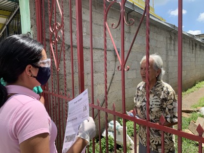 Como se anunció a la ciudadanía, el Ayuntamiento de Banderilla ya inició la entrega del kit que incluye gel antibacterial y cubrebocas en los domicilios del municipio. 